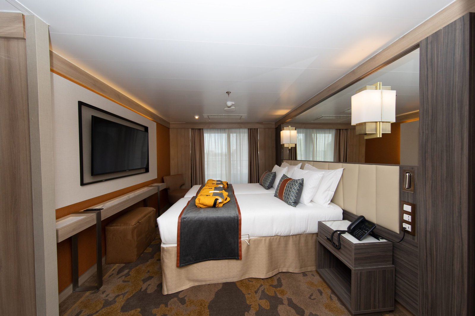 DELUXE SUITE