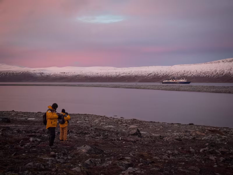 pax_hiking_sunneshine_fjord_baffin_island_canadian_arctic_acaciajohnson_2